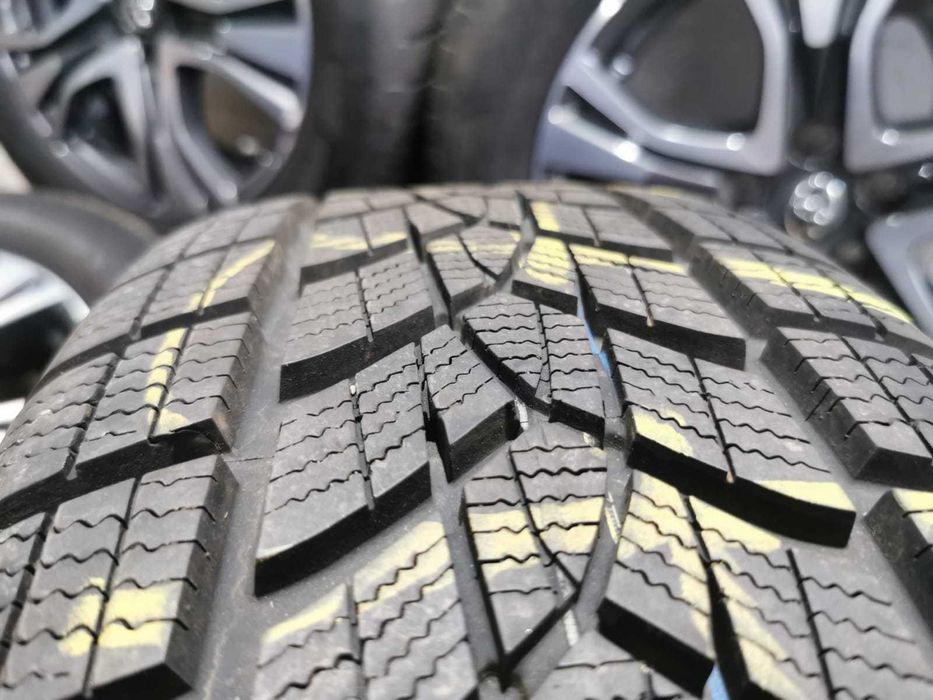 Jante Originale Toyota  Rav 4 . R17 cu anvelope de iarna