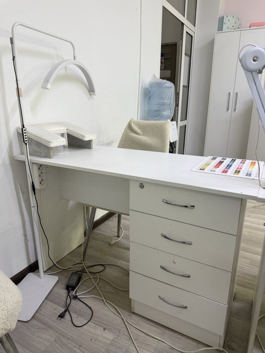 Маникюрный стол