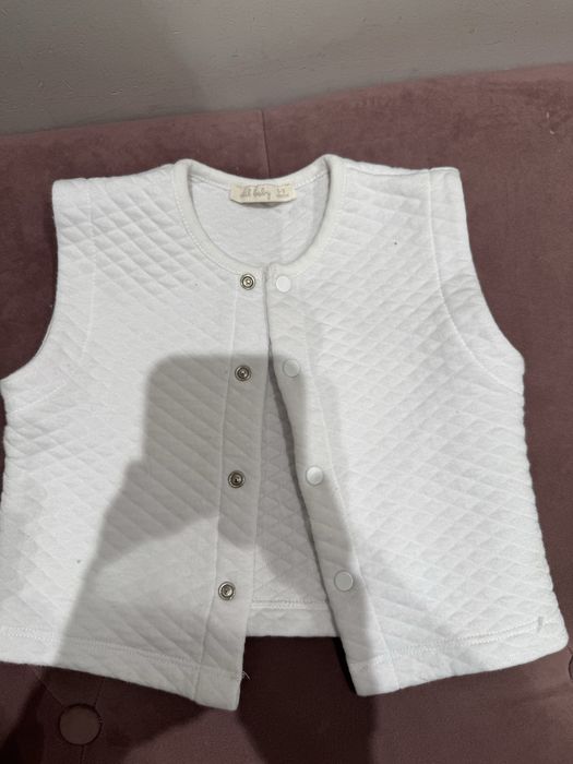 Жилетка 6-9 мес, отдам даром.