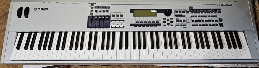 Синтезатор Yamaha MO8