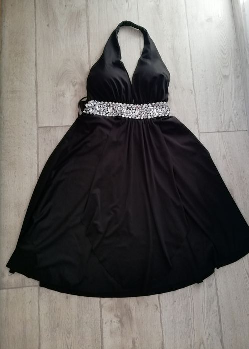 Рокля с гол гръб и камъни