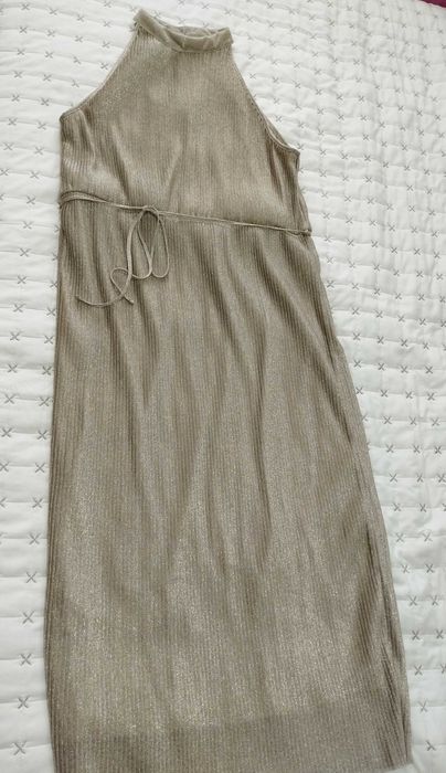 Дълга златиста рокля