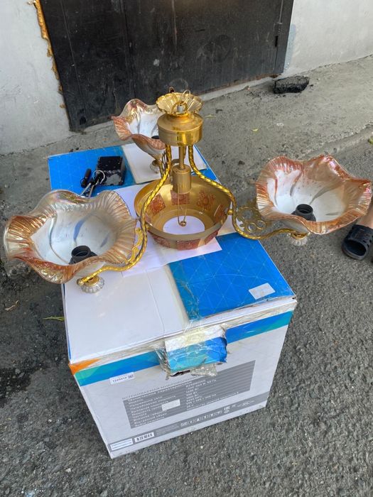 Продам люстры трехрожковые