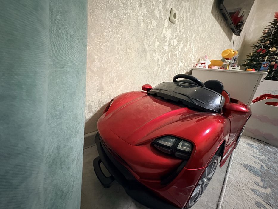 Продам машинку детскую