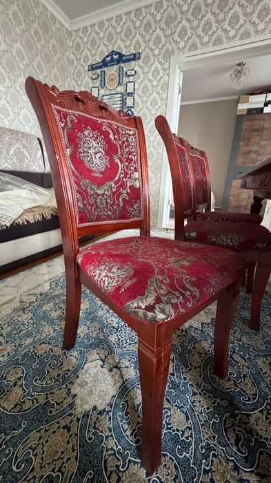 Стол с стулями в комплекте