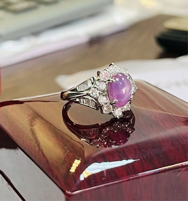 Платинен пръстен със звезден сапфир и брилянти