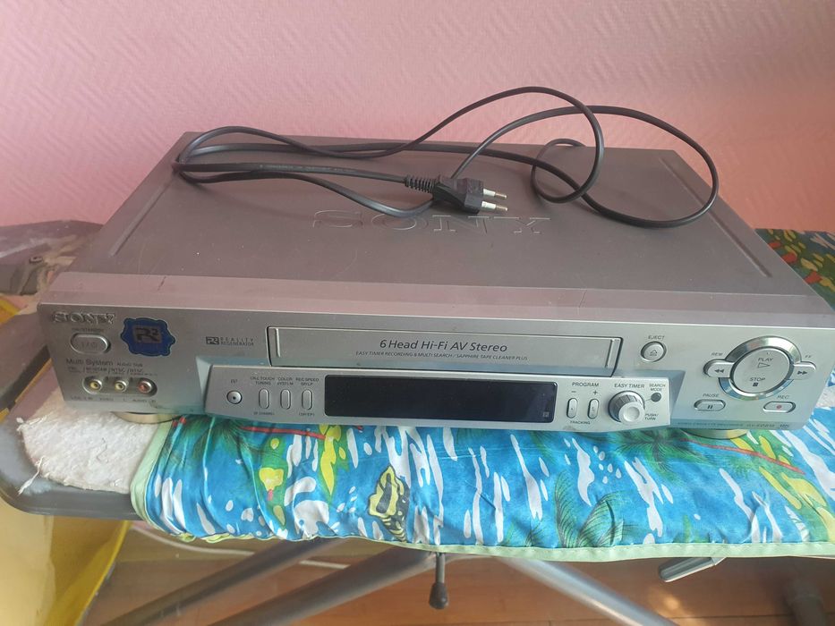 Стереофонический видеомагнитофон класса HiFi