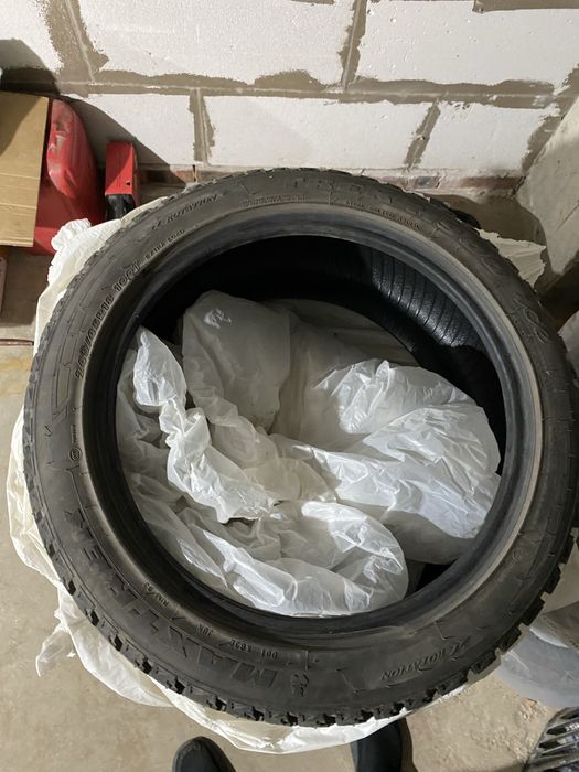 Резина зимняя 245/45/18