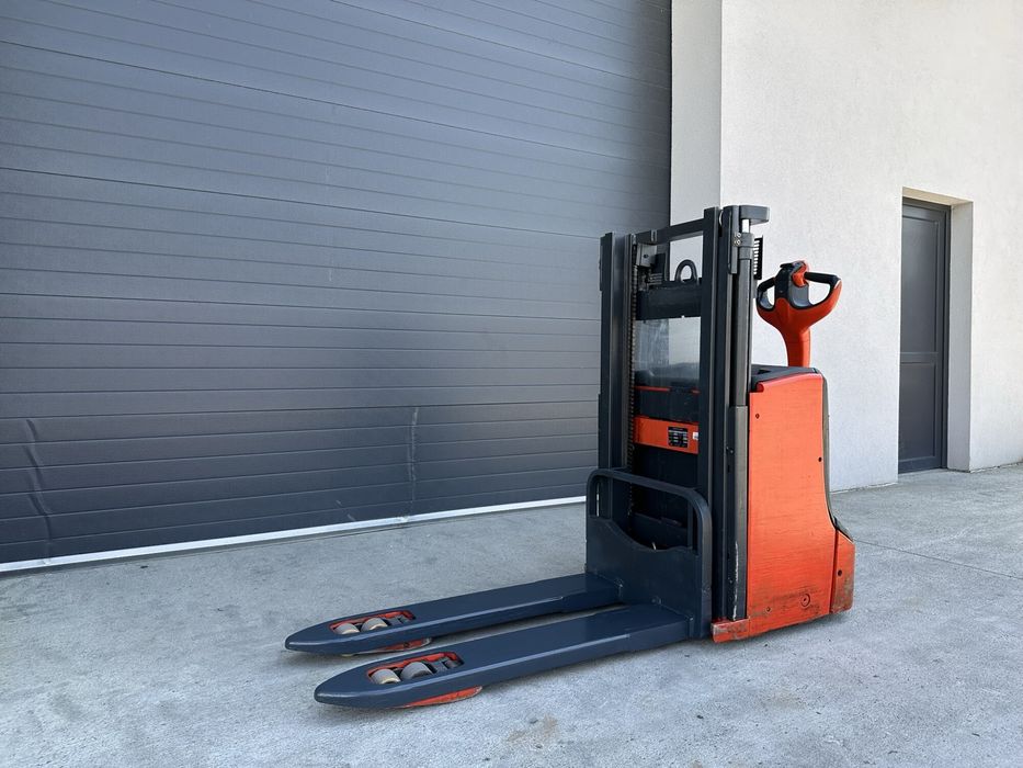 Liza transpalet electric cu catarg Linde D08