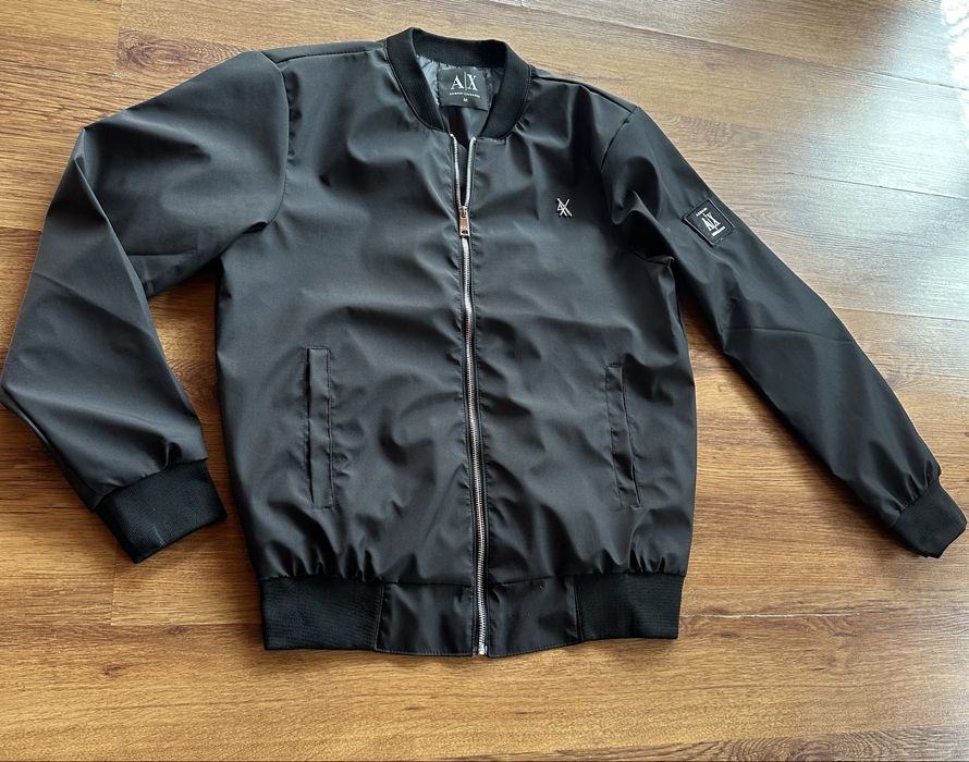 Мъжко,черно яке Armani Exchange с метално лого и ципове