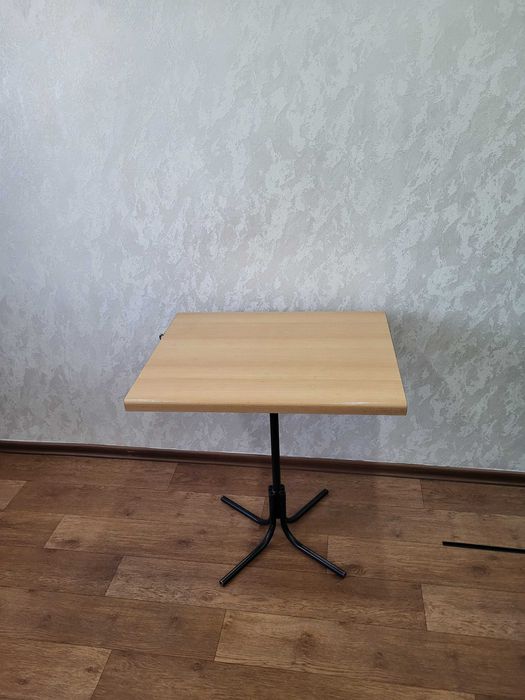 Продам стол. Размеры: 74/70/56 см