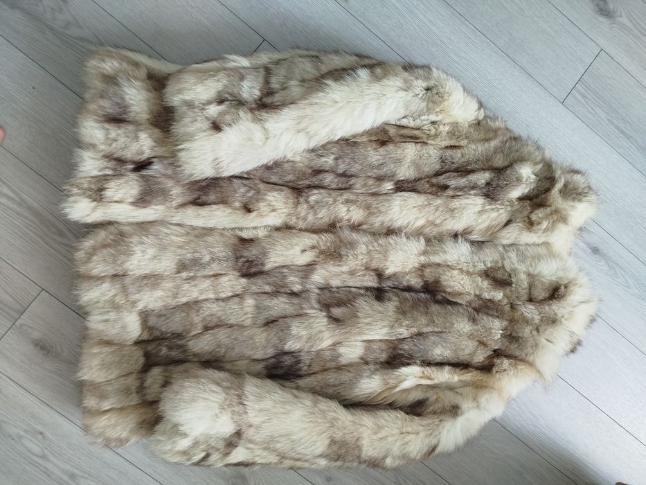 Vînd haina blana vulpe argintie