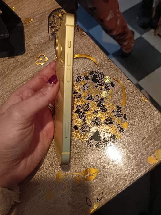 Vând schimb IPhone 14 și un Apple Watch 8