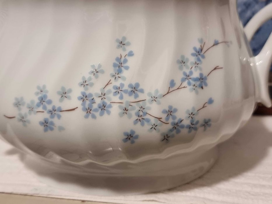 Порцеланов супник и сосиера Китка