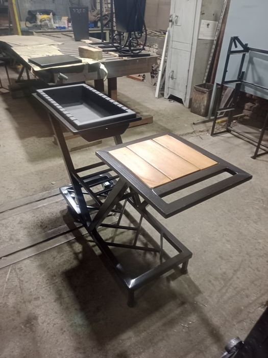 Стол с мангалом.