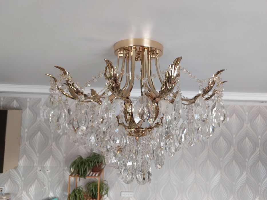 Продам шикарную люстру хрустальную