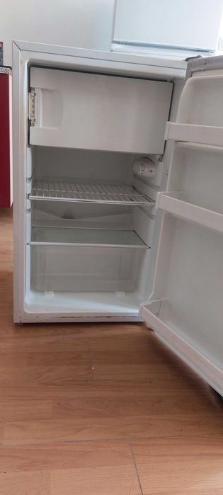 Продавам малък хладилник