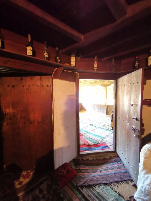 Двуетажна,възрожденска къща с голям двор в село Миндя