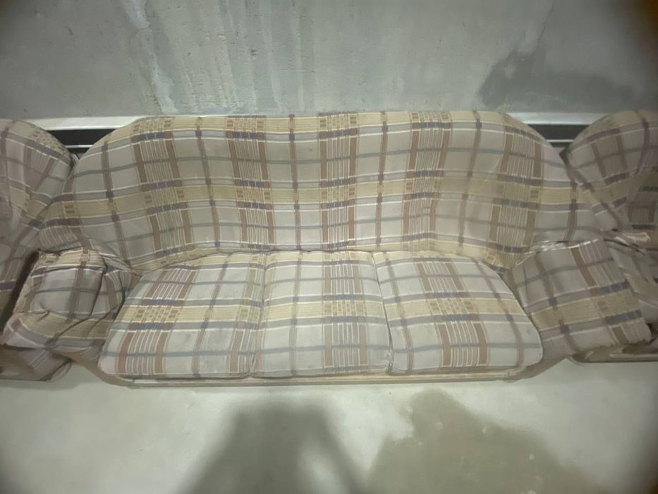 Kreslo sotiladi 2ta kichkina va 1 ta katta