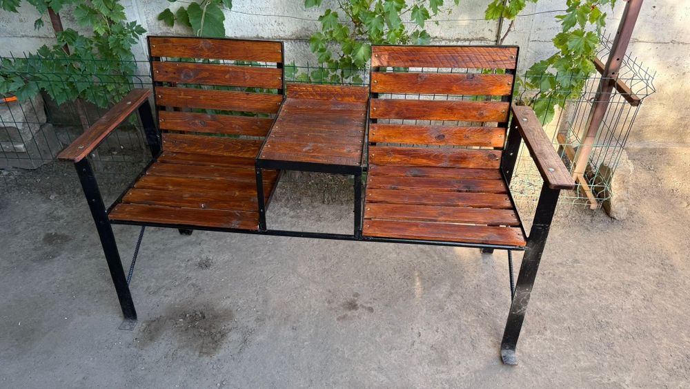 Bancă de grădină 2 locuri cu măsuță integrată – aspect rustic și elegant