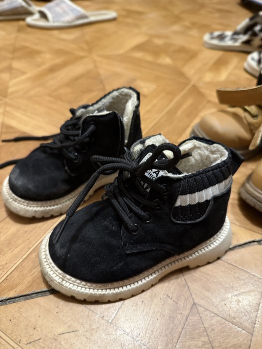 Продам детские ботинки