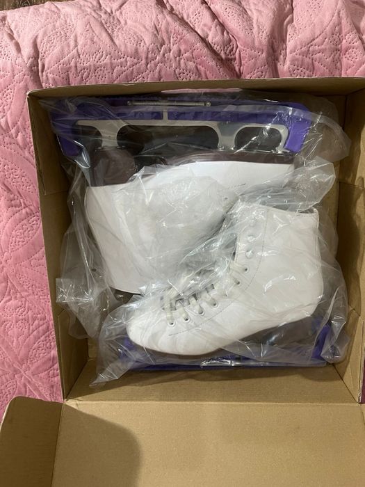 Набор одежды и коньки