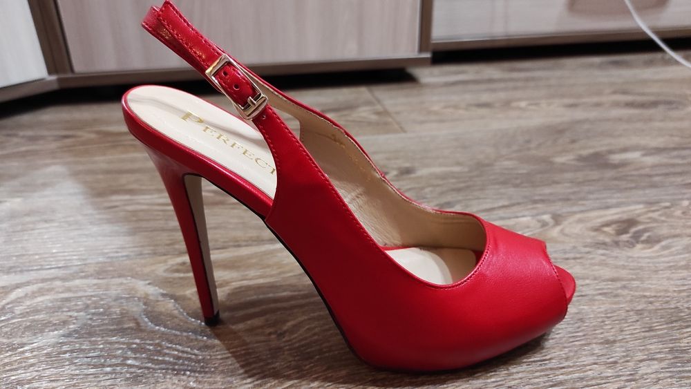 Продам босоножки