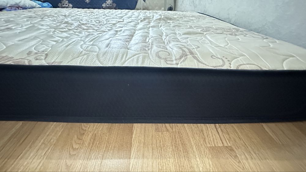 Продам матрас 180*200 в хорошем состоянии