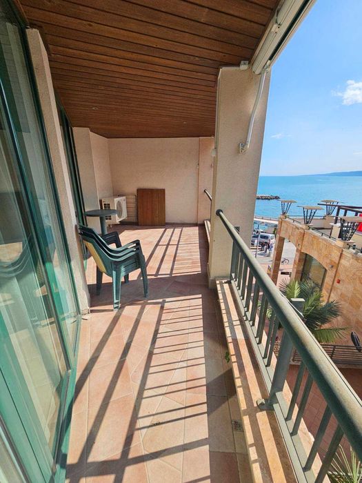 Двустаен апартамент на първа линия в Балчик с фронтална морска гледка