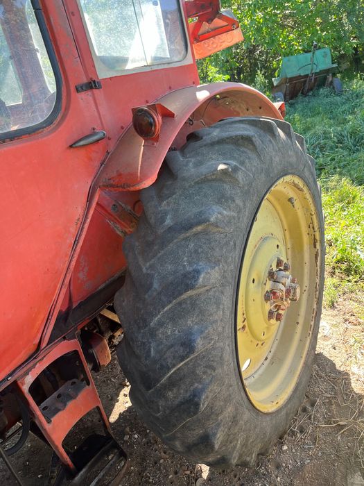 Трактор Беларус с документи в движение. С инвентар