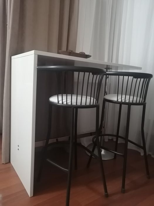 Продаётся барная стойка с барными стульями