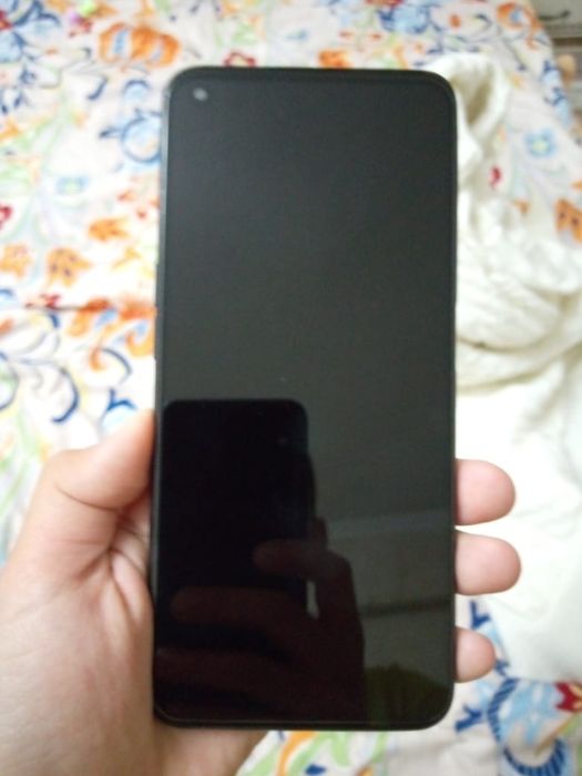 Продаётся сотовый телефон.