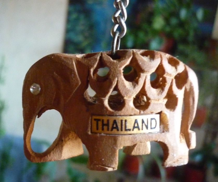 Продам. Брелок. Таиланд. Слон. Дерево.