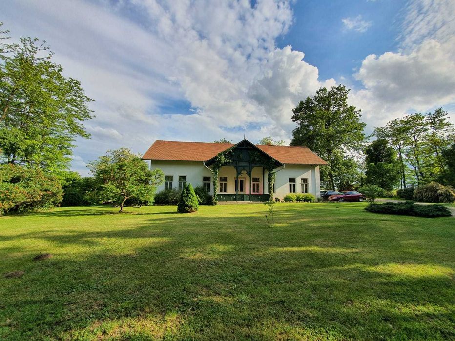 Conac istoric renovat, cu domeniu de 7,8 ha, între Marghita și Săcuieni
