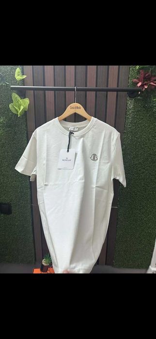 Тениска Moncler с метално лого