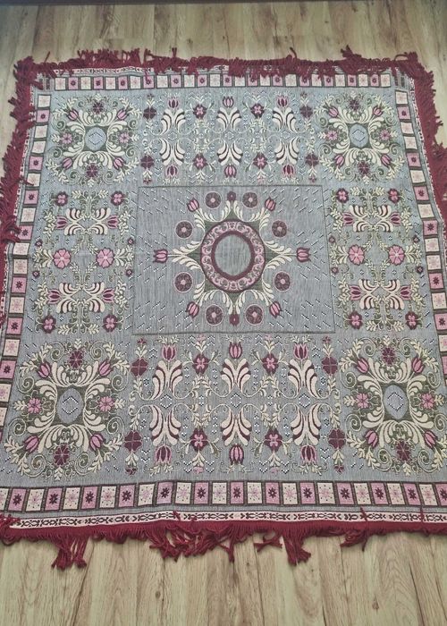 Жакардова покривка за маса с ресни