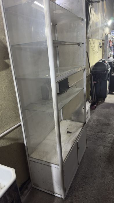 Стелаж стеклянный