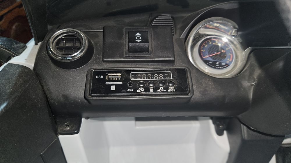 Vând mașinuță electrică pentru copii.