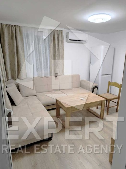 Отдава се под наем етаж от къща с 3-стаи, Колхозен пазар – 560 €