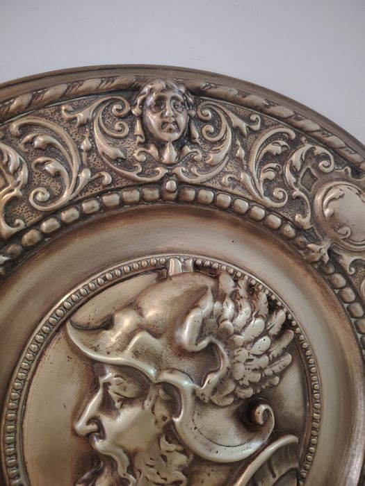 Superb basorelief,tablou din alama masiva  bătut manual ,piesa cu o lucrătură de o foarte mare finețe , dimensiuni 46 cm in diametru