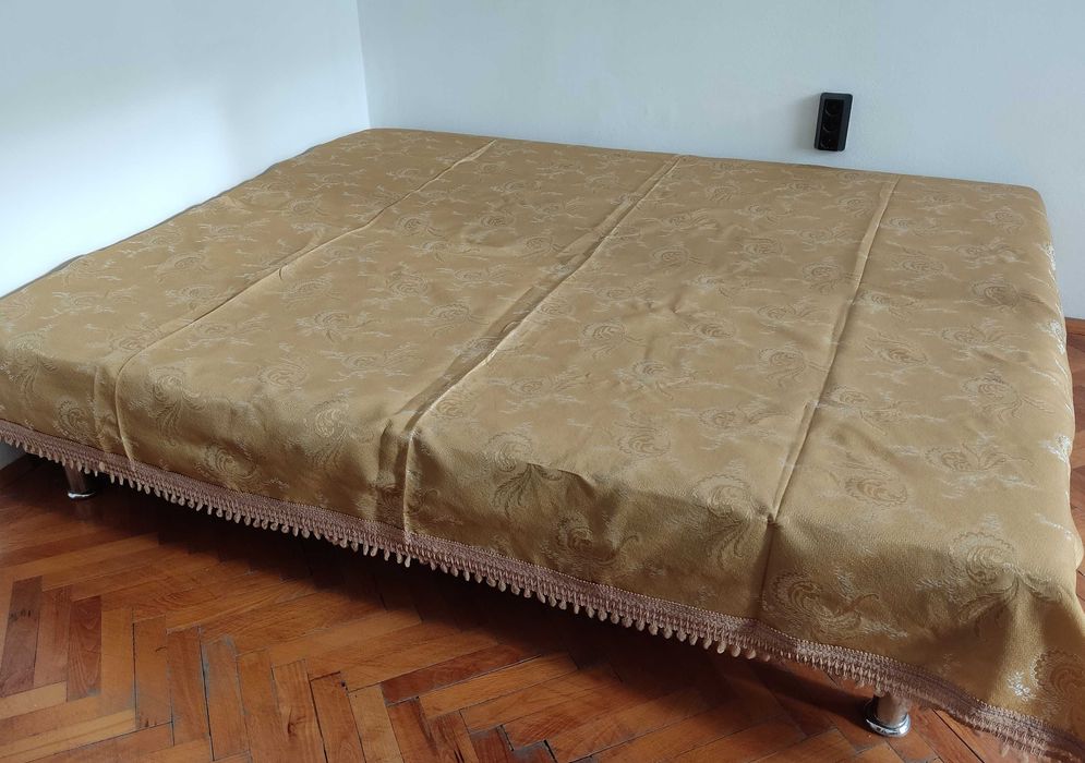 Покривка за спалня/диван старо злато