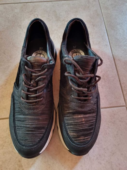 Маратонки и обувки  различни размери и цени