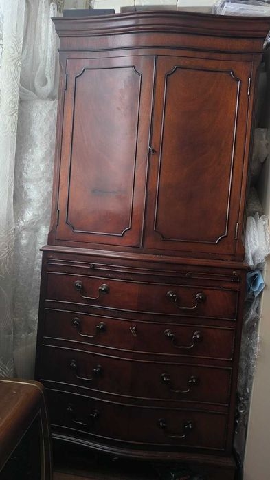 Махагонов бар шкаф