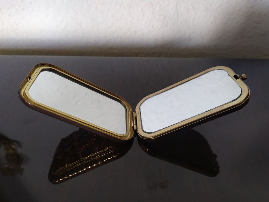 Зеркальце с двумя зеркалами.