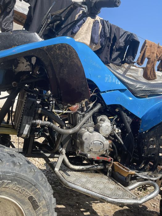 Vand atv de 200cc  in stare forte buna    Vand sau scimb   Are 4+1drepte  prinde 95km