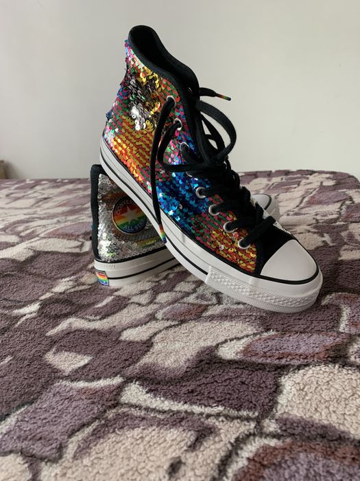 Pereche adidasi converse