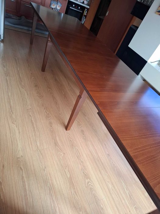 Продавам масивна луксозна маса за трапезария