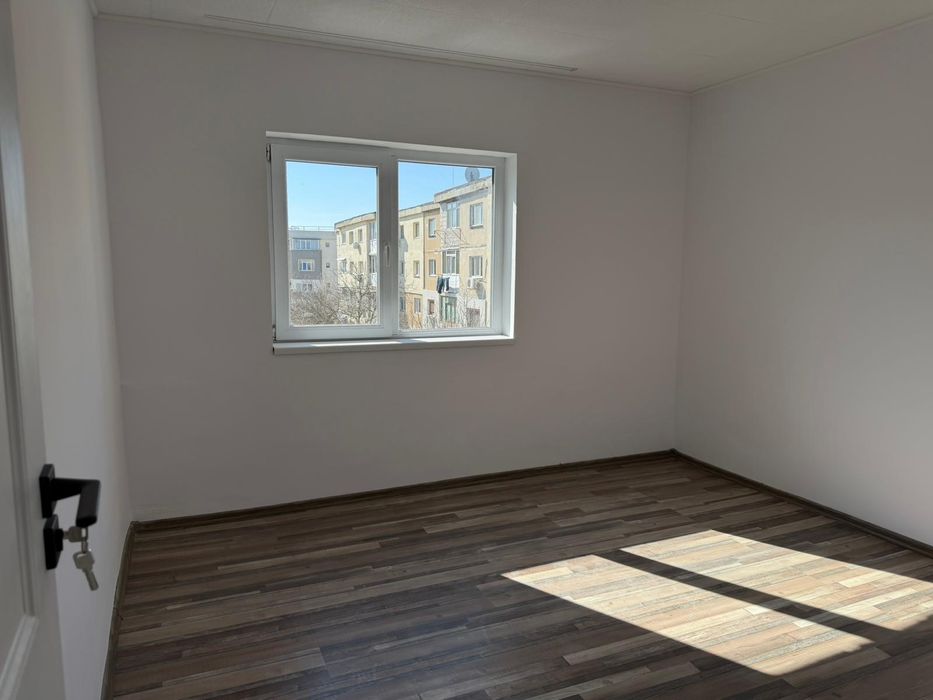 2 camere, Bd.DACIA, stradal,deasupra la notariat,schimb cu garsonieră