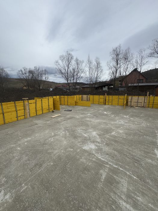 Case la rosu, garduri, renovari, amenajari interioare, fatade