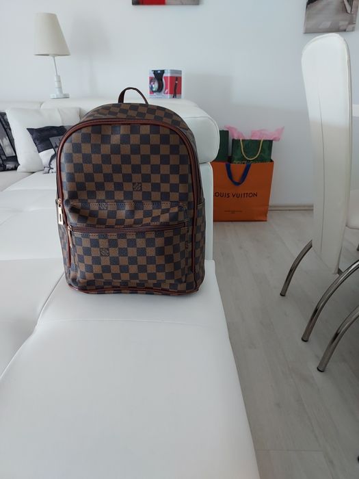 vând rucsac  barbatesc, un produs  de calitate,un  produs de import.